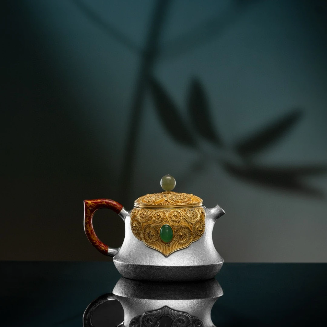 DZ0146 呆坐 整敲雪花纹鎏金掐丝嵌宝福蹲壶