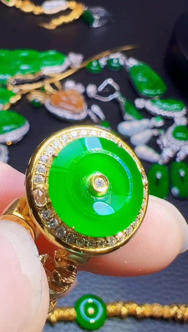 足金镶嵌手链翡翠一***?翡翠