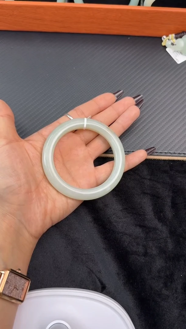 和田玉手镯未镶嵌且末高青白手镯