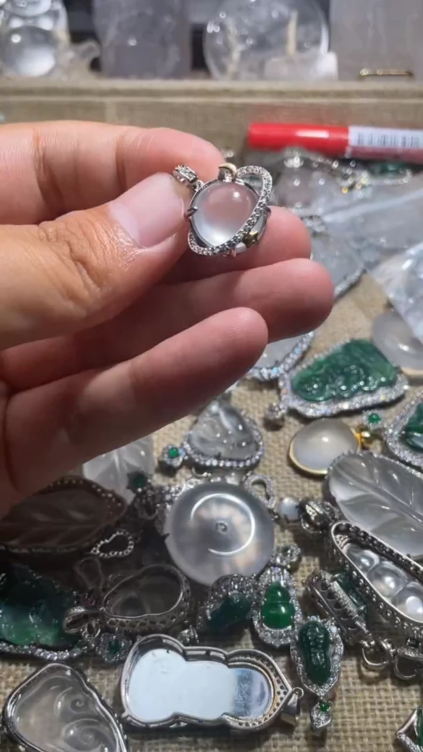 颈饰未镶嵌石英质玉无