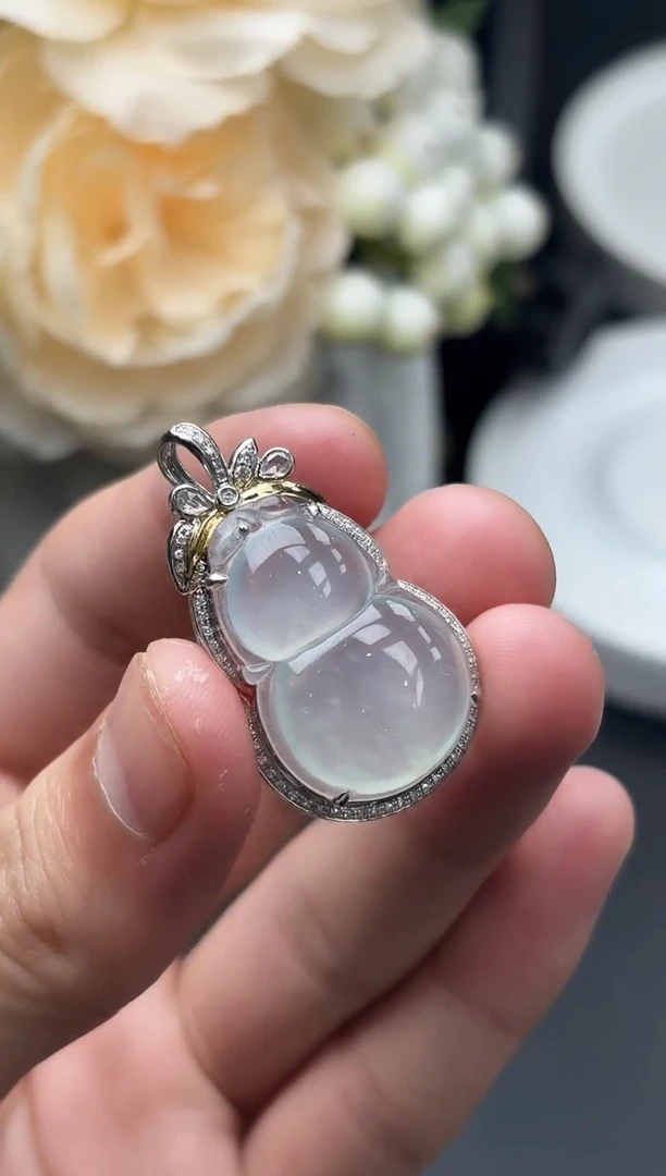 18K金镶嵌挂件翡翠葫芦