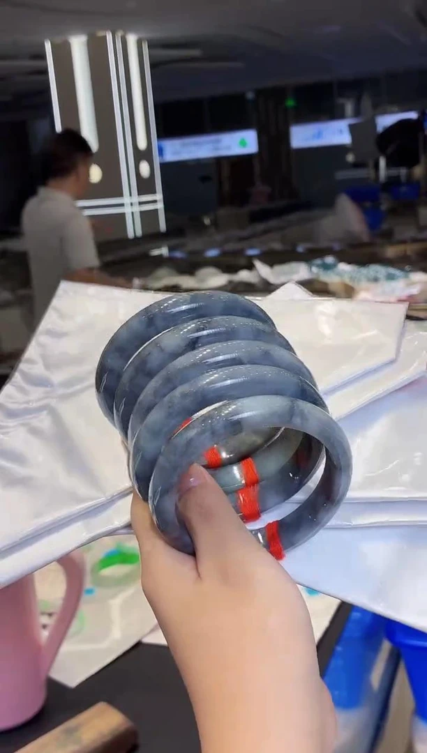 【大李珠宝】翡翠手镯多样性发其一kc---W220