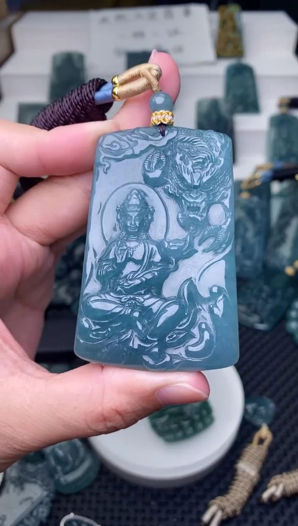 颈饰未镶嵌翡翠