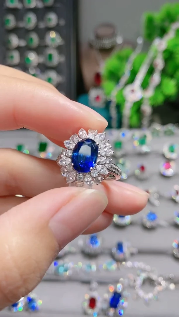 18K金戒指蓝宝石18K金镶嵌.