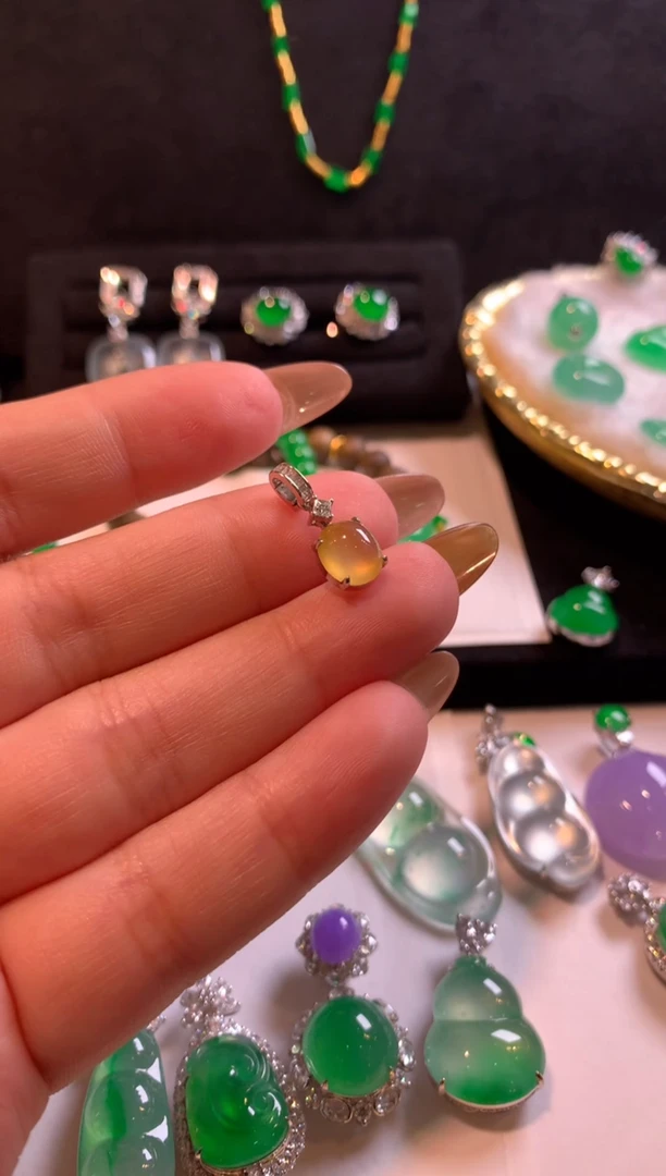 颈饰18K金镶嵌翡翠黄蛋滴流