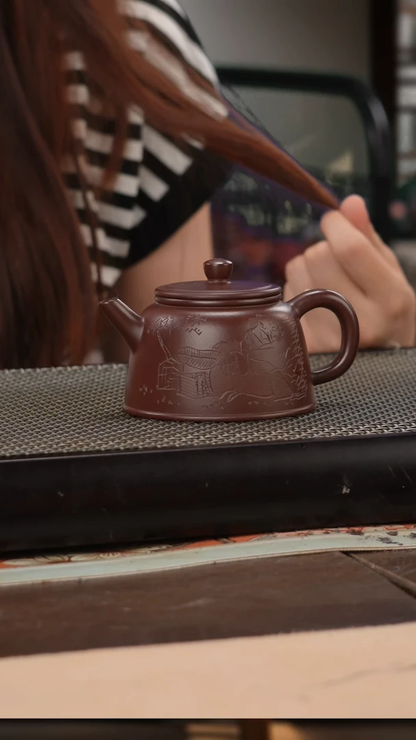 茶壶紫砂紫袍玉砂精工刻绘平盖剑流德钟160cc