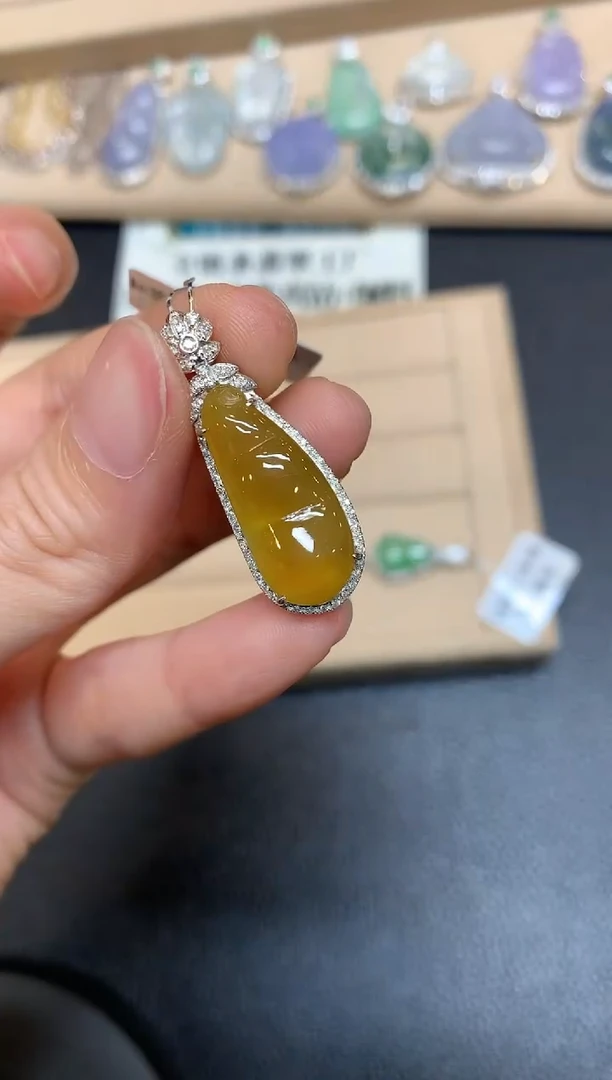 【闪购商品】翡翠颈饰18K金镶嵌福豆【无服务费