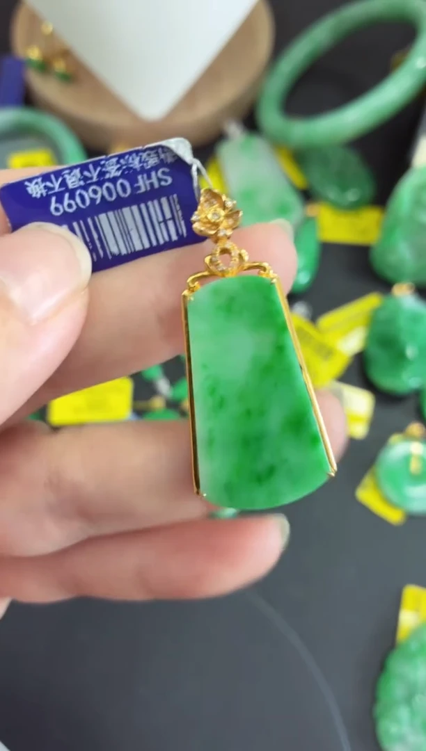 吊坠(不含链)18K金镶嵌翡翠挂件