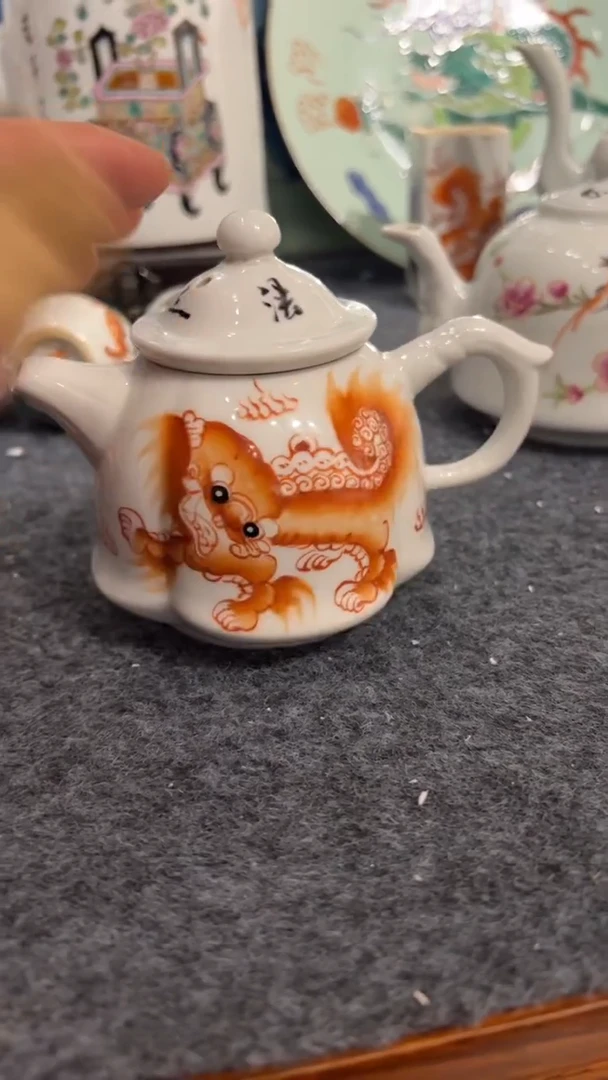 摆件瓷摆件瓷摆件狮子手把壶瓜棱壶