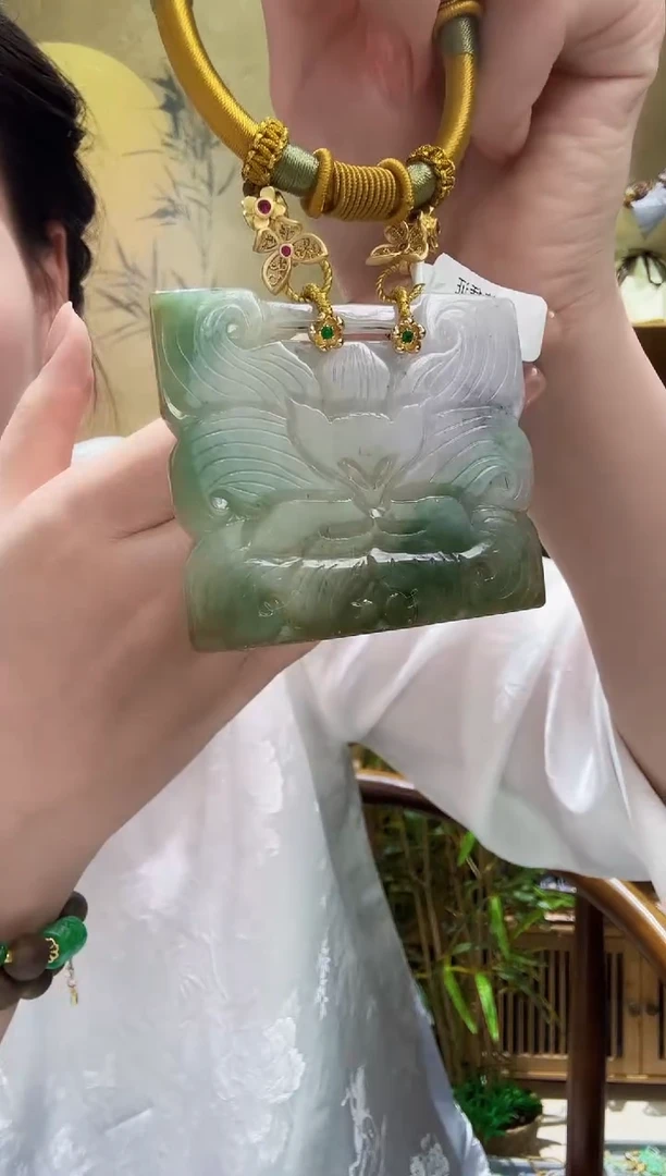颈饰未镶嵌翡翠吊坠