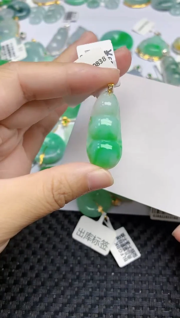 翡翠18K金镶嵌颈饰天然翡翠A货