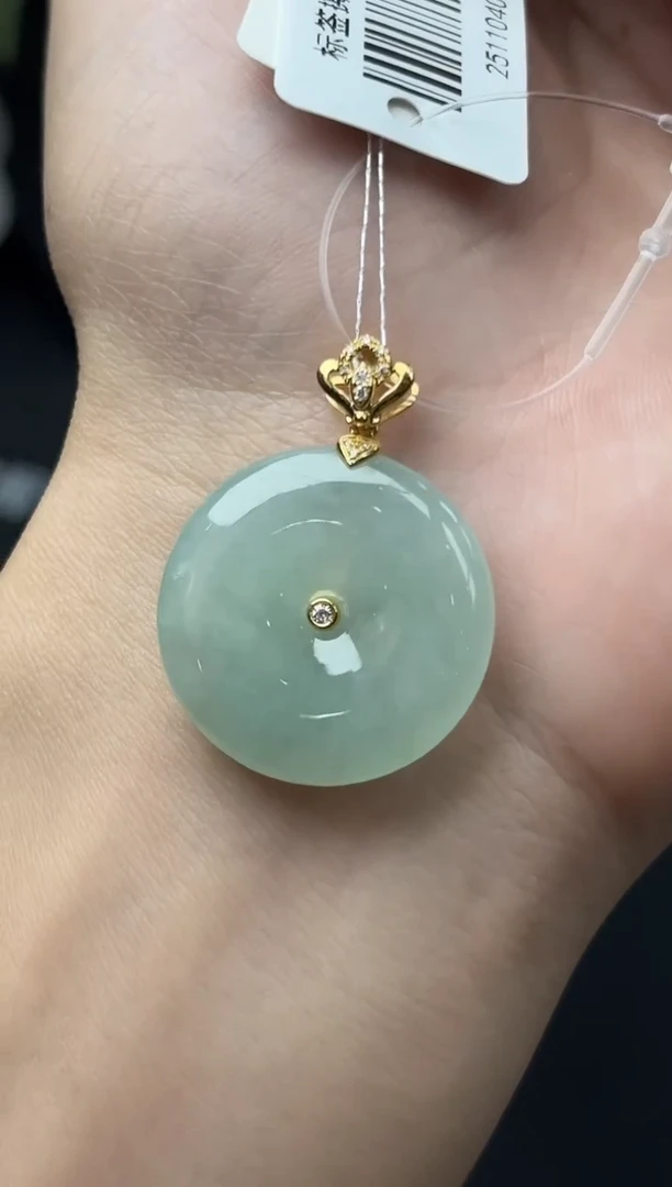 18K金镶嵌挂件翡翠平安扣