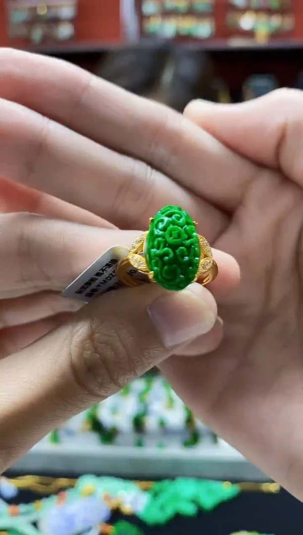 颈饰未镶嵌翡翠戒指