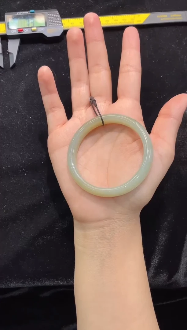 和田玉手镯未镶嵌新疆且末料青白玉54圈口上等和田玉手镯女