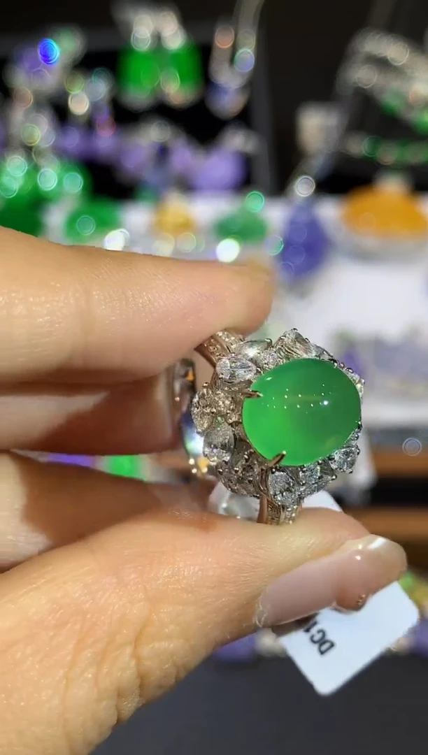 18K金镶嵌戒指翡翠多样性发其一