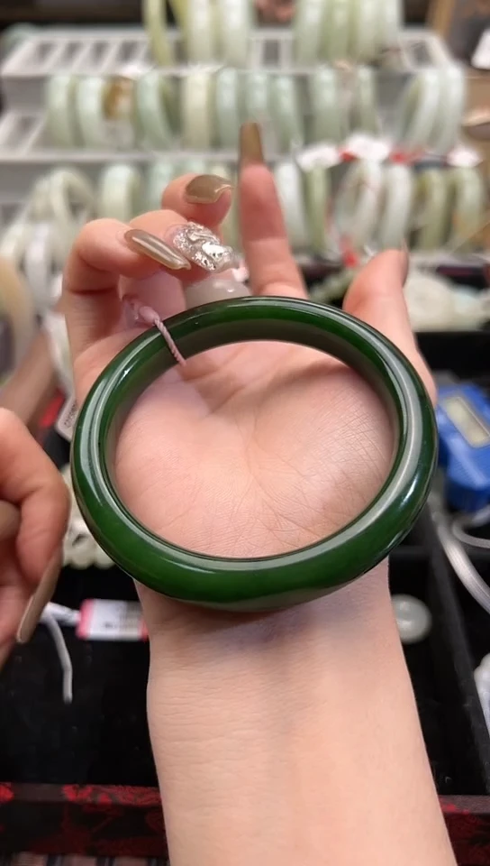 【闪购商品】和田玉手镯未镶嵌俄料碧玉手镯57+/50克