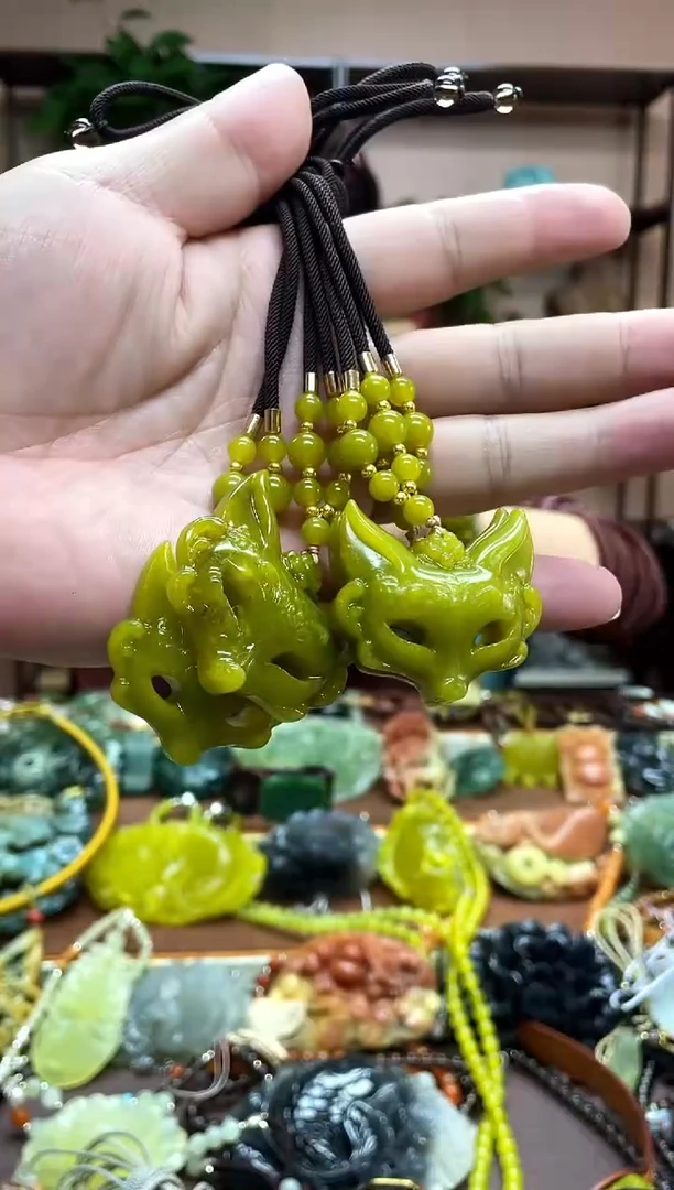 未镶嵌岫玉颈饰多样性发货发其中之一