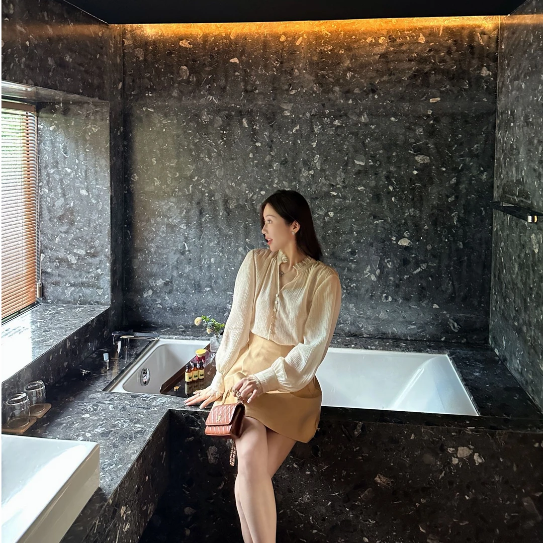 syna希娜 巴黎晚香 轻奢V领拼接皱感上衣