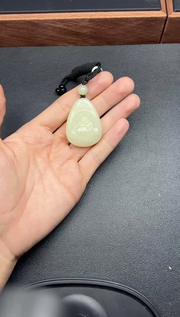 吊坠(赠链)未镶嵌和田玉且末微色差迪克兰二细吊坠JM