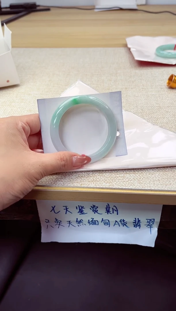 未镶嵌手镯翡翠1