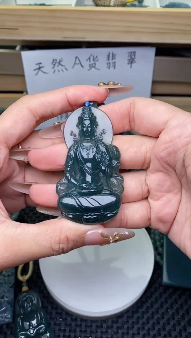 翡翠未镶嵌颈饰