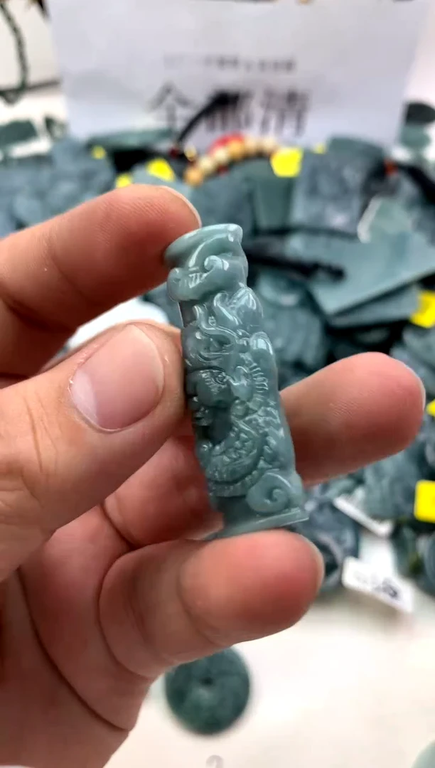 翡翠未镶嵌颈饰龙柱