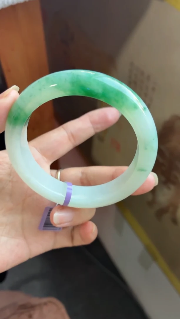 未镶嵌手镯翡翠（糯冰厚装白底青飘色）23号有细纹