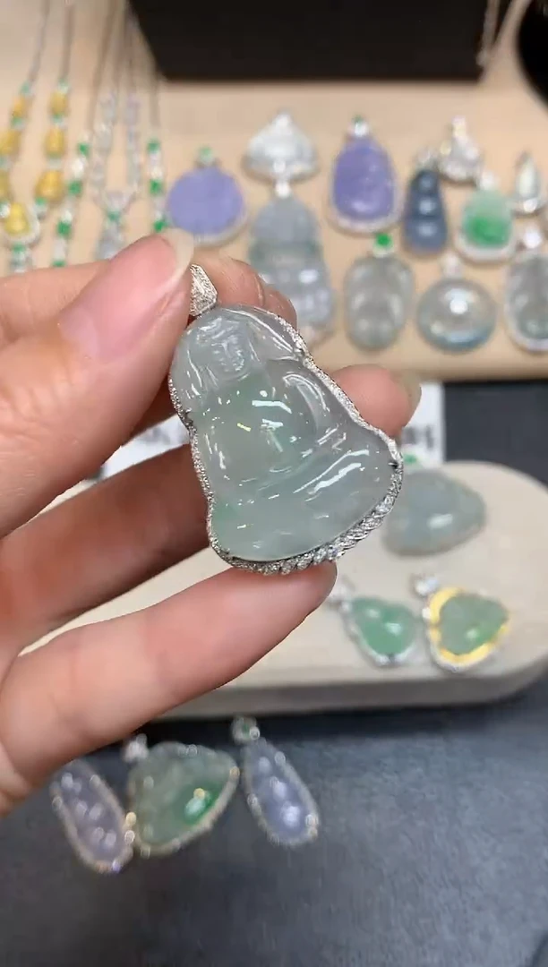 颈饰18K金镶嵌翡翠【无服务费