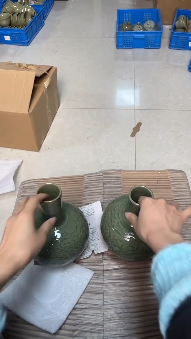 陶瓷纯手工秘色刻花胆瓶 纹饰随机发