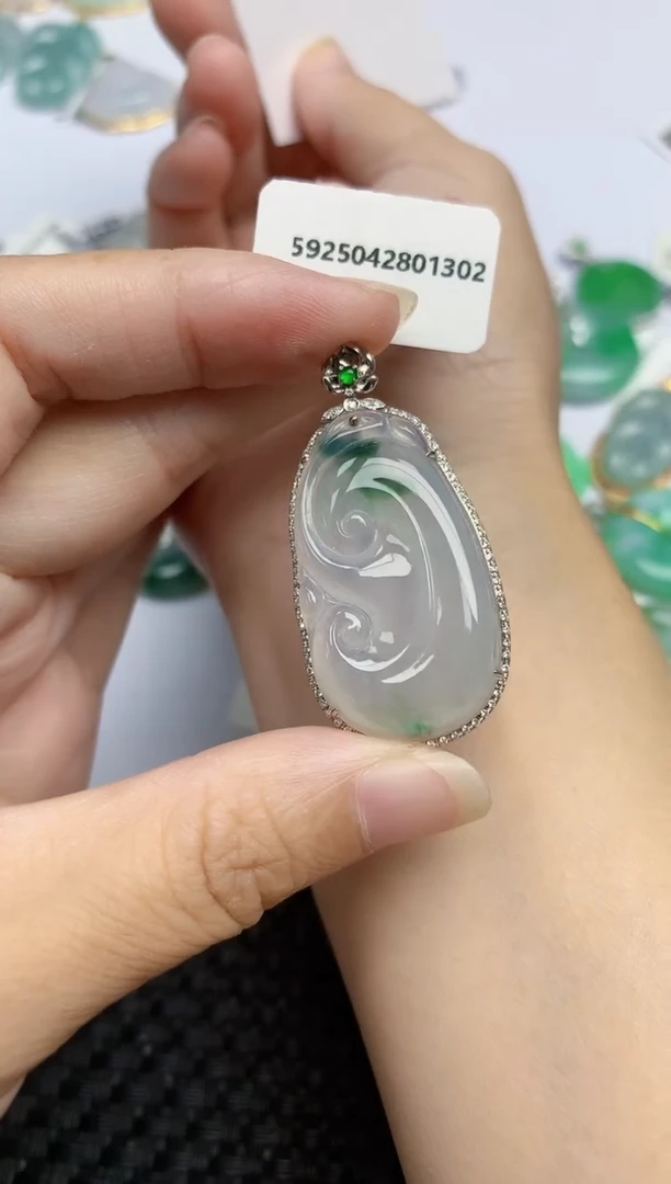 翡翠18K金镶嵌颈饰天然翡翠A货