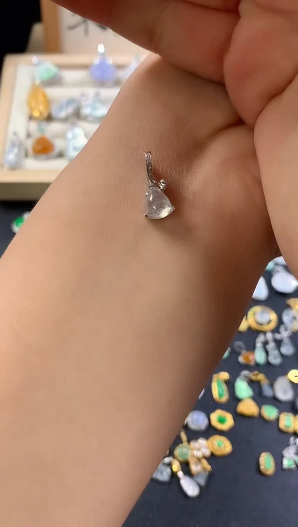 颈饰18K金镶嵌翡翠莲蓬