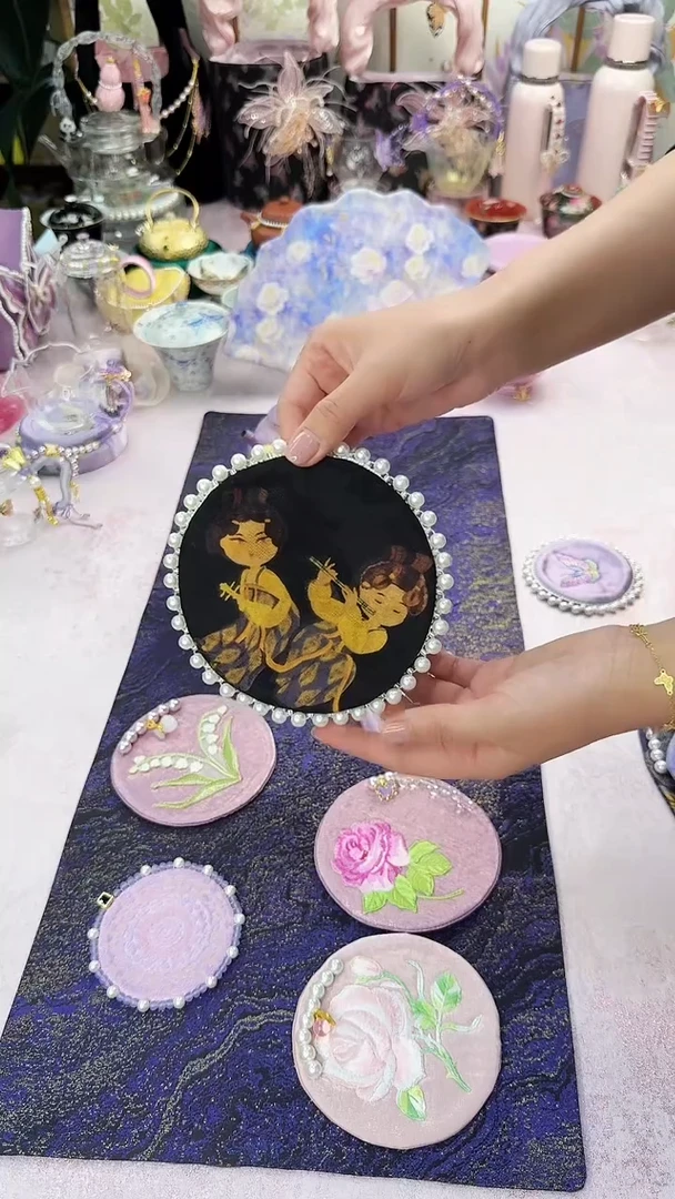 27仕女图钉珠杯垫