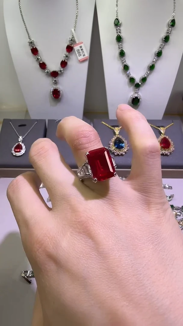 18K金镶嵌戒指红宝石611