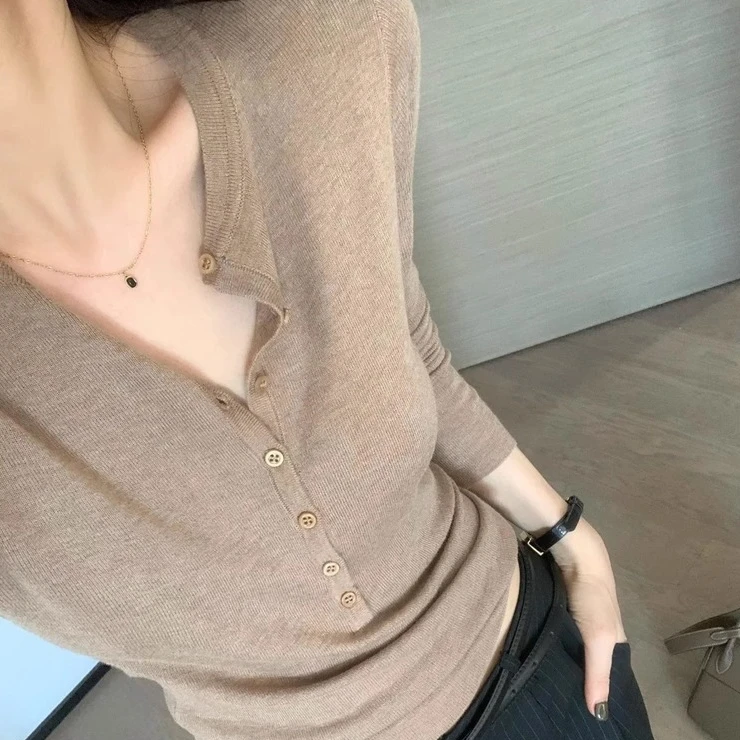 高级感韩系简约修身毛衣女早秋款款V领小衫露锁骨针织打底衫薄