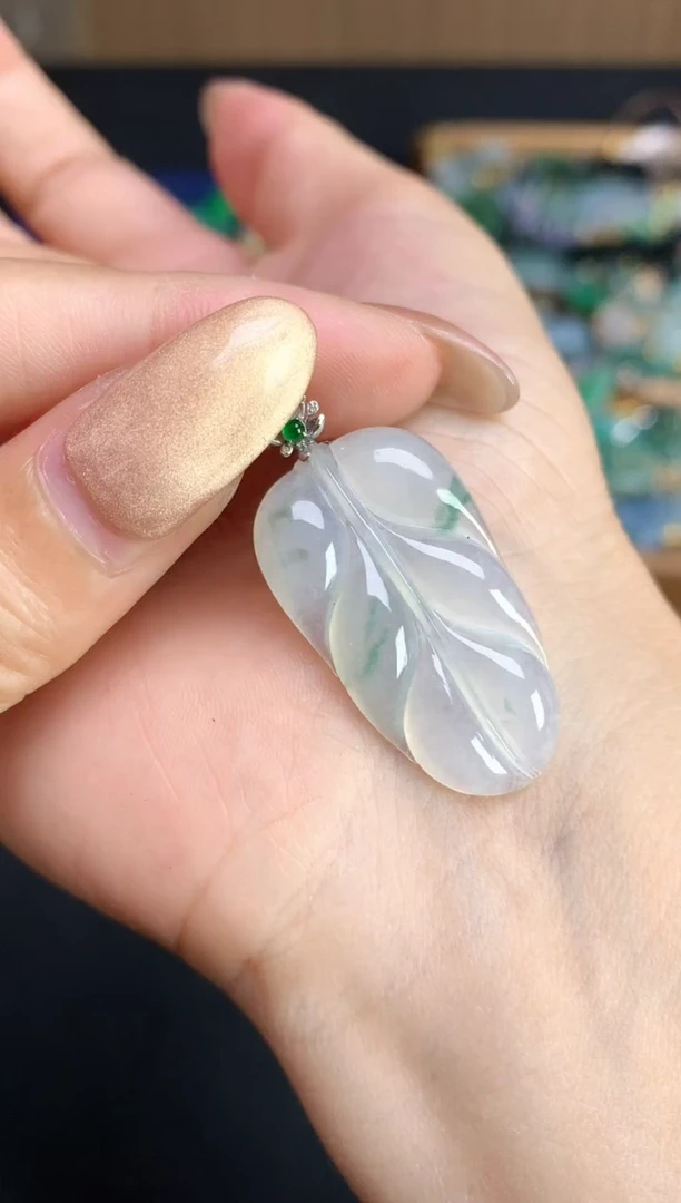 颈饰18K金镶嵌翡翠2025120101