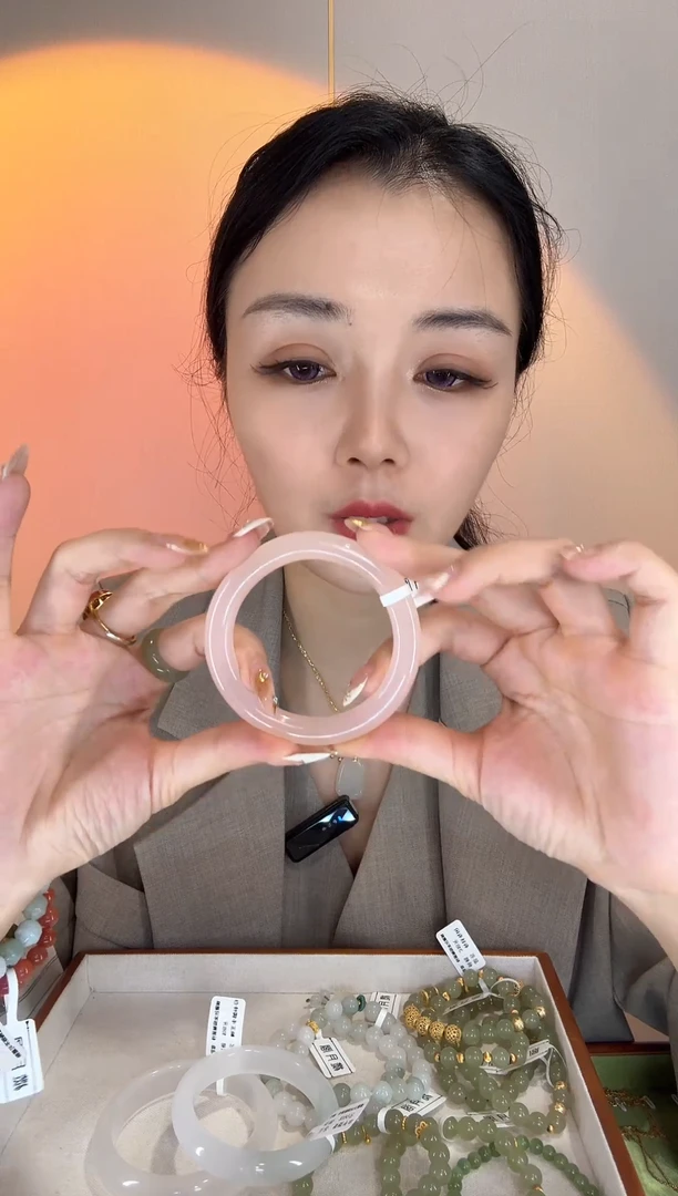 手镯玛瑙/玉髓未镶嵌岫玉桃花粉手镯