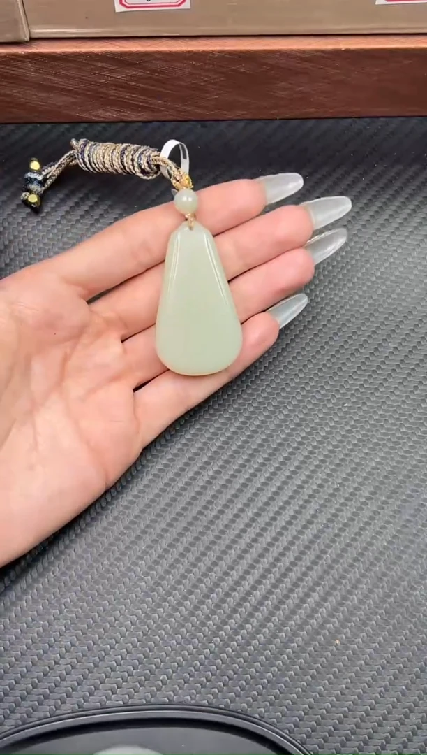 吊坠(赠链)未镶嵌和田玉且末微色差迪克兰一细吊坠