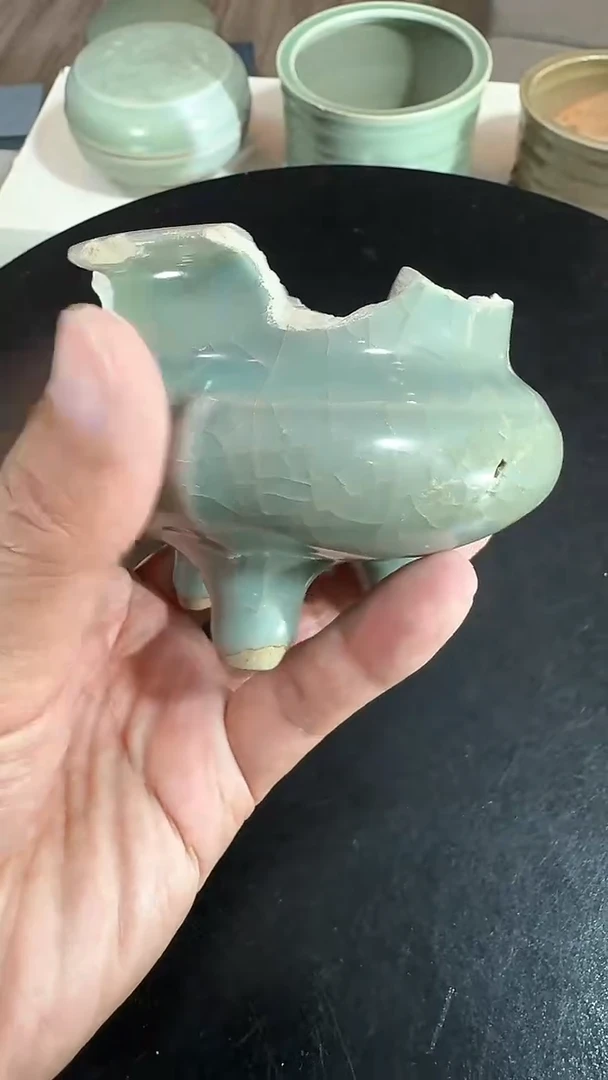 瓷片在****，龙泉青瓷鬲式炉标本