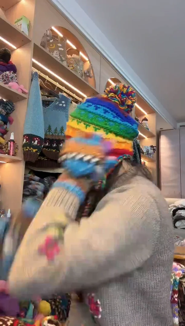 羊毛彩虹护耳帽