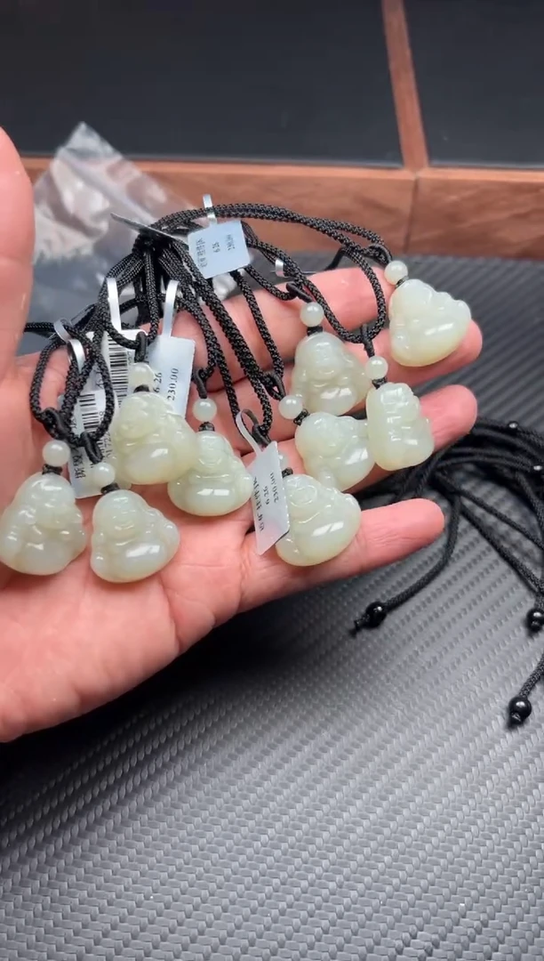 和田玉未镶嵌吊坠(赠链)且末微色差近矿jk多样性发货拍一发一