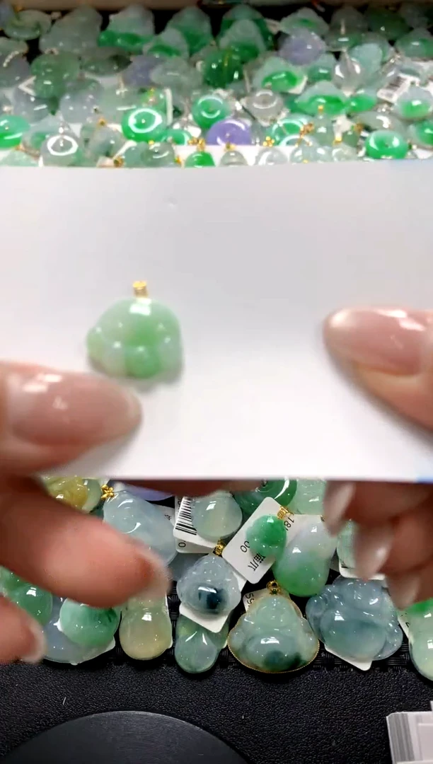 翡翠18K金镶嵌颈饰1111111111111111