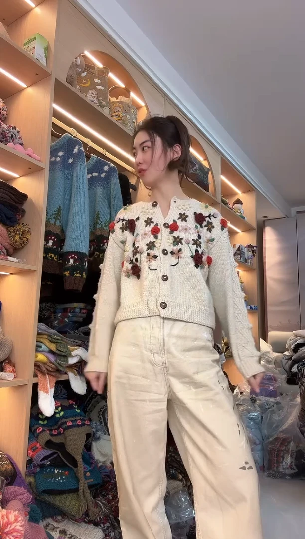 羊毛白色短款开衫毛衣