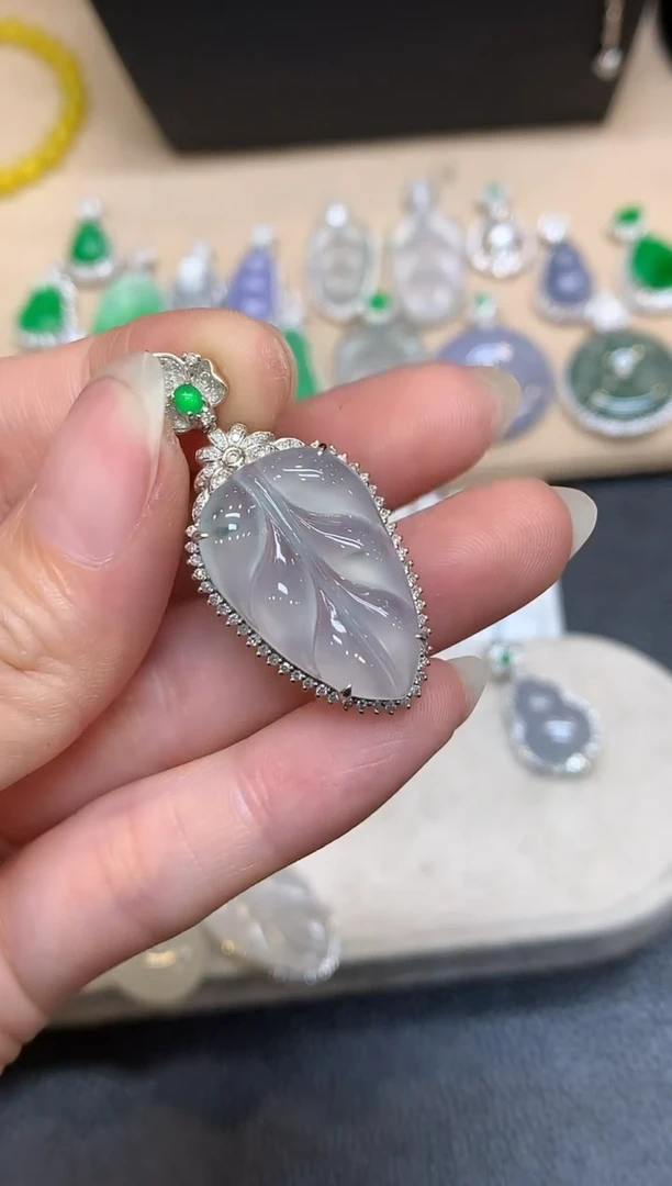 颈饰18K金镶嵌翡翠树叶【无服务费