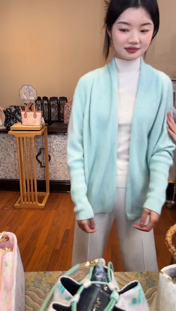 刺绣羊绒毛衣均码