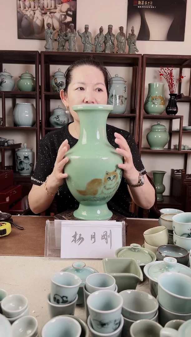 釉中彩 猫画 收腰瓶（有点歪）
