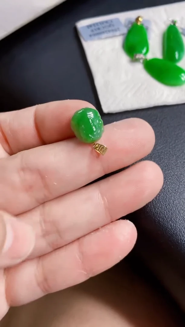 翡翠18K金镶嵌颈饰貔貅