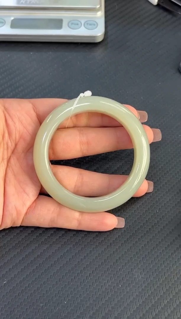 和田玉手镯未镶嵌且末微色差近矿52S