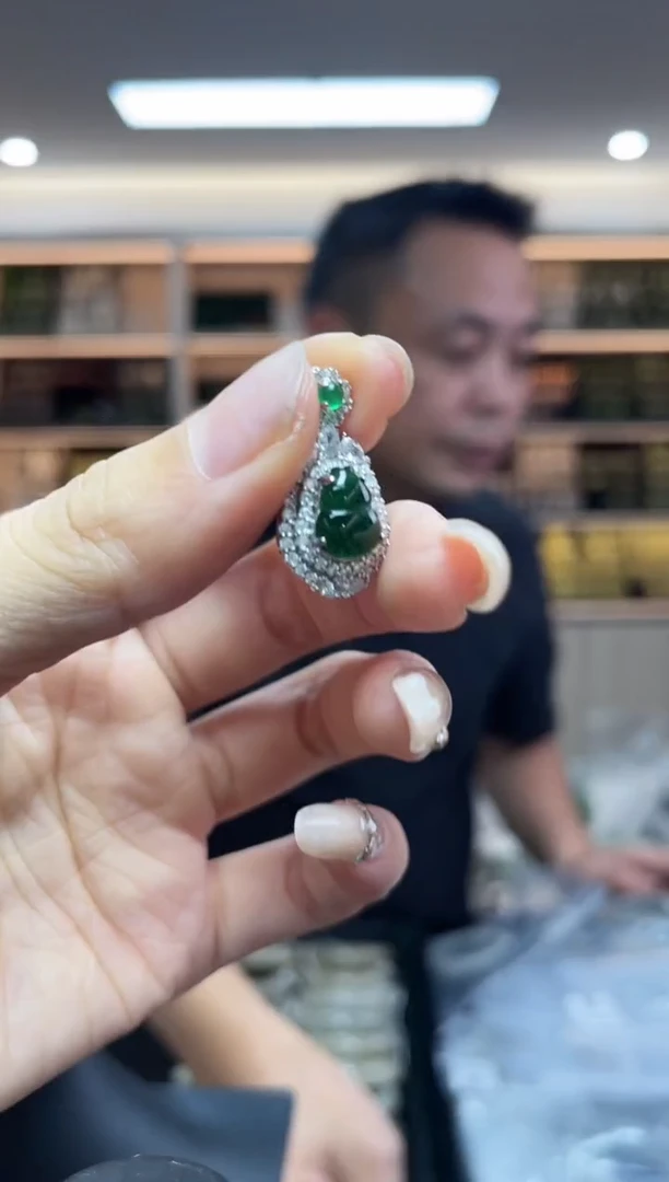 翡翠未镶嵌颈饰多样性发一件