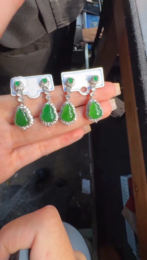 未镶嵌定制翡翠翡翠A货有轻微色差属于正常现象，耳钉多样性发货1