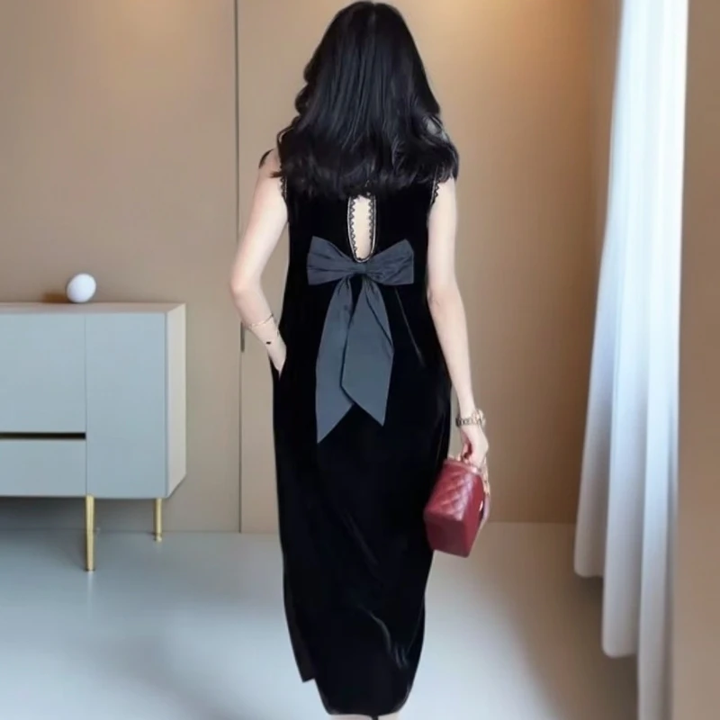 轻奢设计感蝴蝶结镂空美背丝绒连衣裙女2025夏新款时尚无袖小黑裙